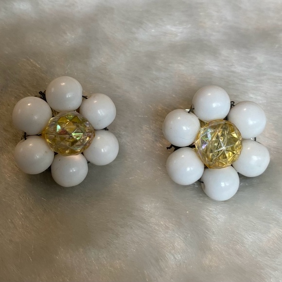 Japan Jewelry - ☘️VTG Japan White Cluster Flower Clip On Earrings